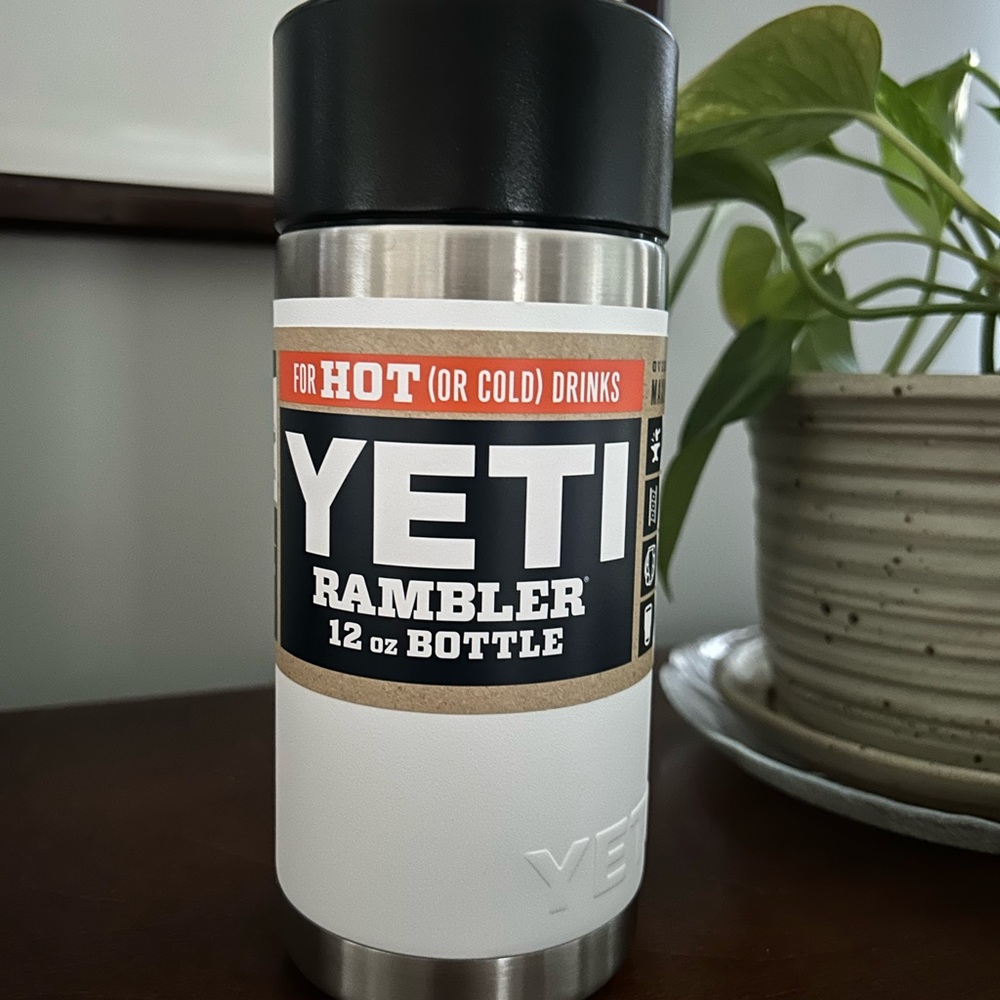 YETI 12 oz Rambler with Leakproof 360* Hotshot cap (NWT)